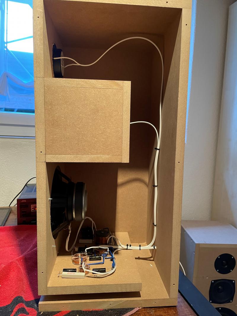 Klicke auf die Grafik für eine vergrößerte Ansicht

Name: Box mit sicht auf die Frequenzweiche.jpg
Ansichten: 557
Größe: 101,5 KB
ID: 689574